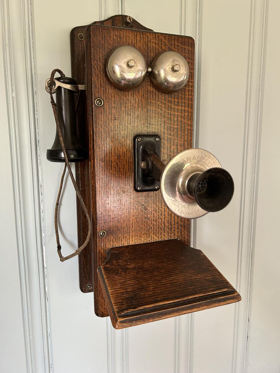 Ring up your phone memories with this week’s Telephone Friday photo featuring the 1907 “1317” telephone. Gone were the two and three box sets of the 1890s and in their place was a sturdy and efficient one box. #Bell150