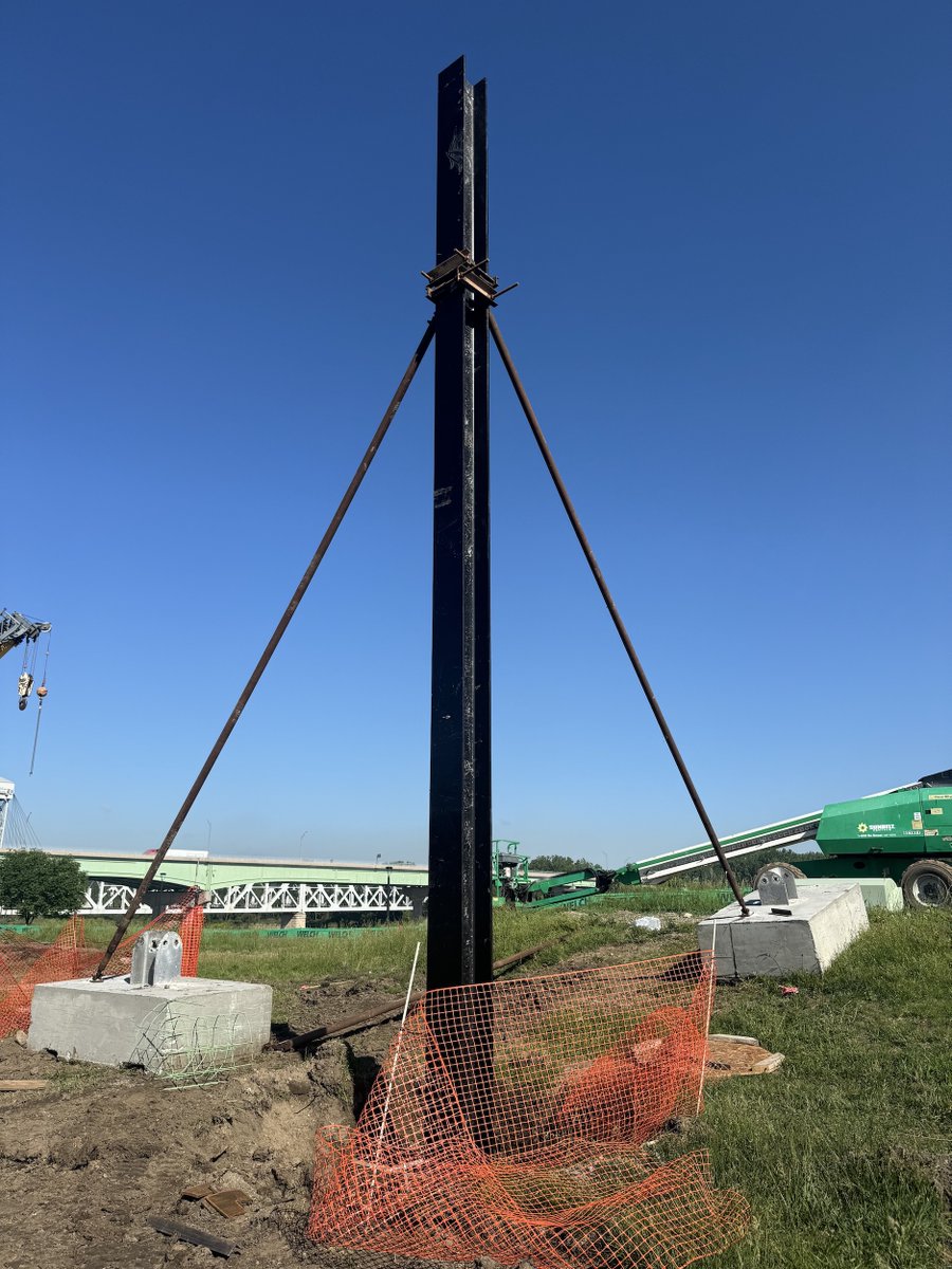 kcstreetcar's tweet image. We've got OCS poles on the Riverfront already! The @kcriverfront extension construction team is making speedy progress on this northern extension. 83% of OCS foundations are poured &amp;amp; 8% of the poles are installed! 
#kcstreetcar #RollingtotheRiver 🚉🌊