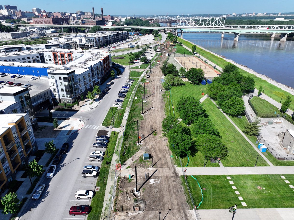 kcstreetcar's tweet image. We've got OCS poles on the Riverfront already! The @kcriverfront extension construction team is making speedy progress on this northern extension. 83% of OCS foundations are poured &amp;amp; 8% of the poles are installed! 
#kcstreetcar #RollingtotheRiver 🚉🌊
