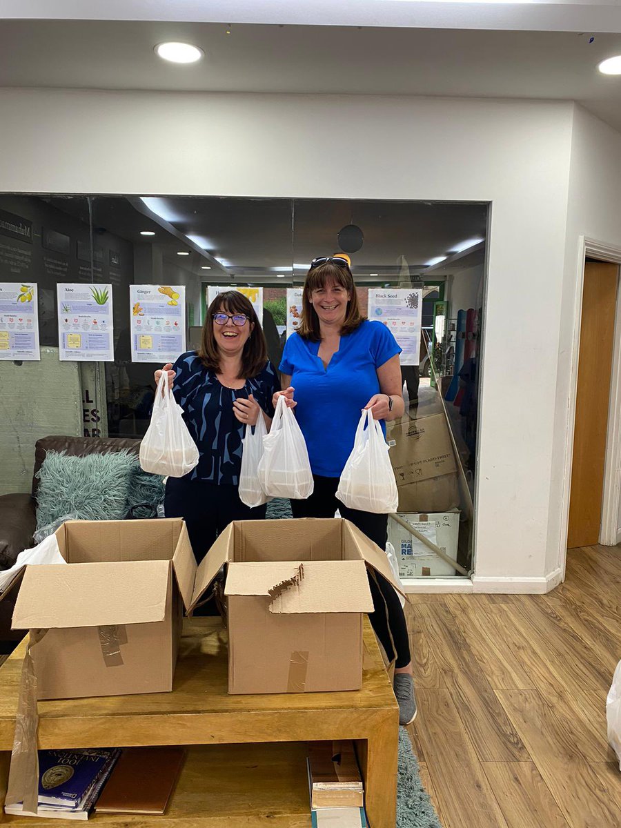 CILuton's tweet image. Thank you to @LinseyJSweet from @LutonRising and Sue from @ActiveLuton for their support at the Curry Kitchen tonight 

#CurryKitchen #Support #LocalCauses