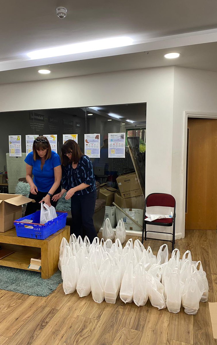 CILuton's tweet image. Thank you to @LinseyJSweet from @LutonRising and Sue from @ActiveLuton for their support at the Curry Kitchen tonight 

#CurryKitchen #Support #LocalCauses