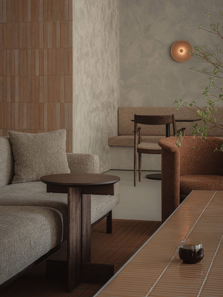 dezeen's tweet image. Keiji Ashizawa Design sourced local materials for the design of Blue Bottle Coffee cafe in Nagoya, Japan, which features tiles across its surfaces and lamps made from pottery plates:
dezeen.com/2024/05/17/blu…