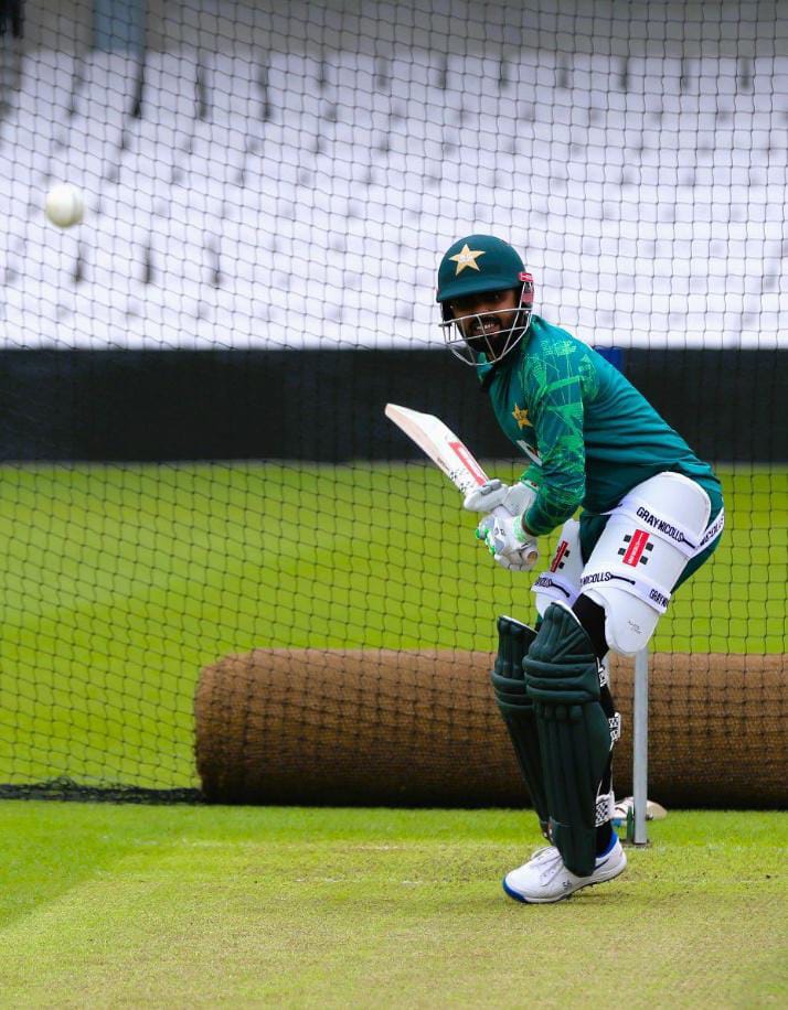 Cuties>>> 🫠
from today's practice session 💚🫀

 #ShadabKhan #BabarAzam