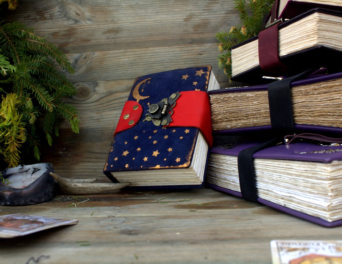 MemoryKeeper9's tweet image. Little Notebook in suede cover handmade
made in the technique of artificial aging.
Inside the notebook - carefully aged sheets
🌘🌑🌒
memorykeeper.store/products/pract…