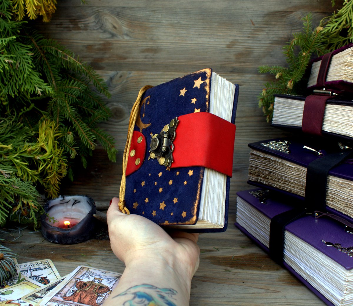 MemoryKeeper9's tweet image. Little Notebook in suede cover handmade
made in the technique of artificial aging.
Inside the notebook - carefully aged sheets
🌘🌑🌒
memorykeeper.store/products/pract…