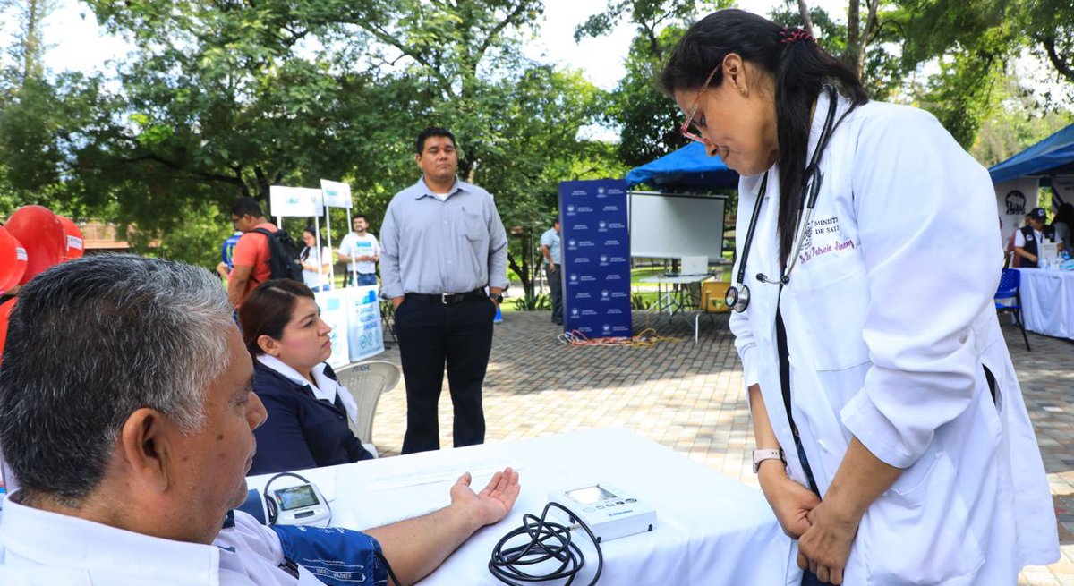 Esta mañana, instituciones del Sistema Nacional Integrado de Salud participan en la conmemoración del Día Mundial de la Hipertensión, en el parque Cuscatlán, en San Salvador.