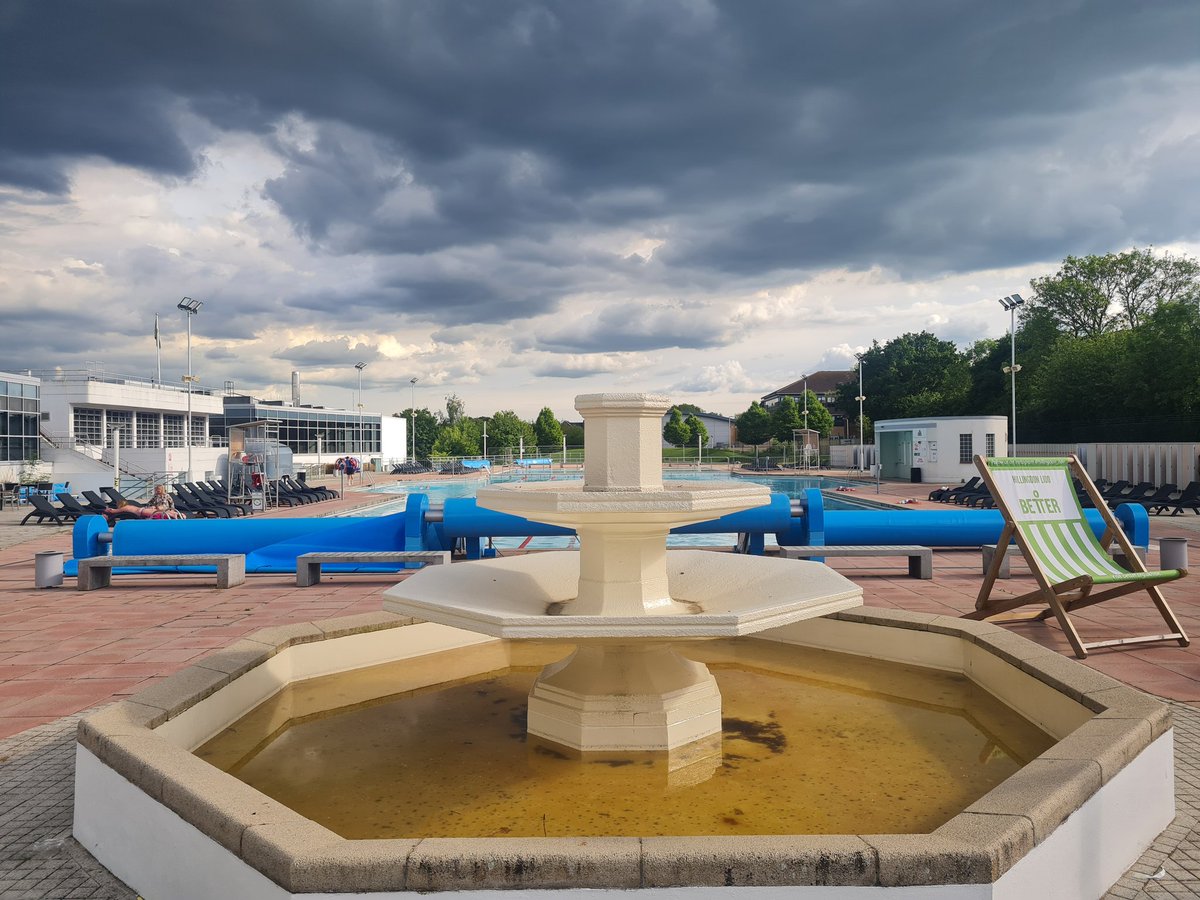 Friday night swim at the elusive Hillingdon Lido! With that, I think Finchley Lido is the only outdoor pool in London I have yet to swim in.