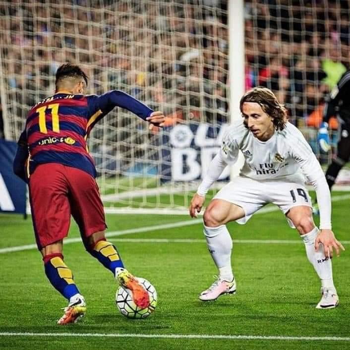 🗣️ 'Admiro todos os defensores que já conseguiram parar o Neymar sem fazer falta nele. É quase impossível.'

— Modrić