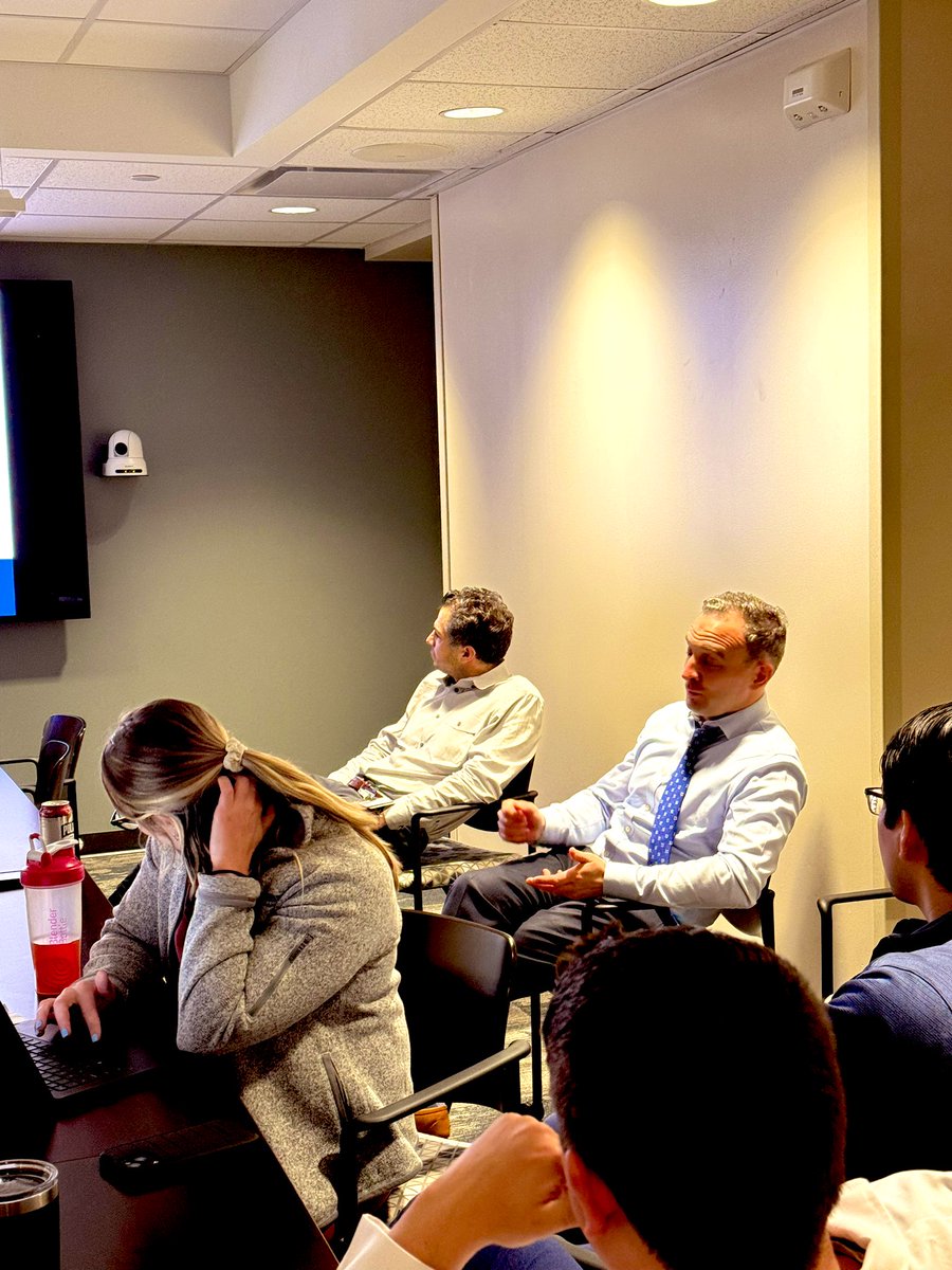 Yesterday, Dr. Ryan Dumas gave an excellent @URochesterSurg grand rounds on video review across the spectrum of care & specialties. We then got to spend time reviewing & discussing complex trauma cases with Dr. Dumas, our residents, fellows, faculty, & other trauma team members.