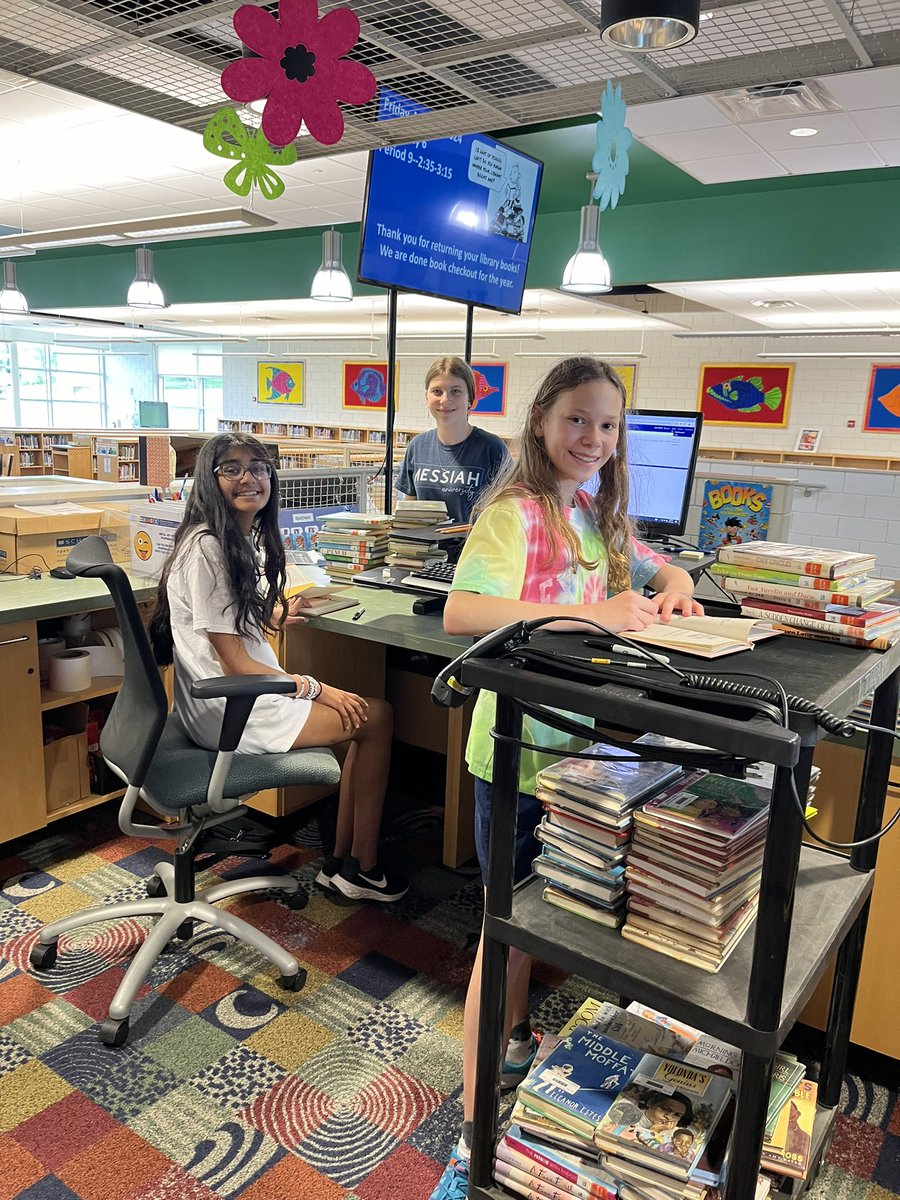 DAISLibrary's tweet image. Love my library helpers!🥰📚
