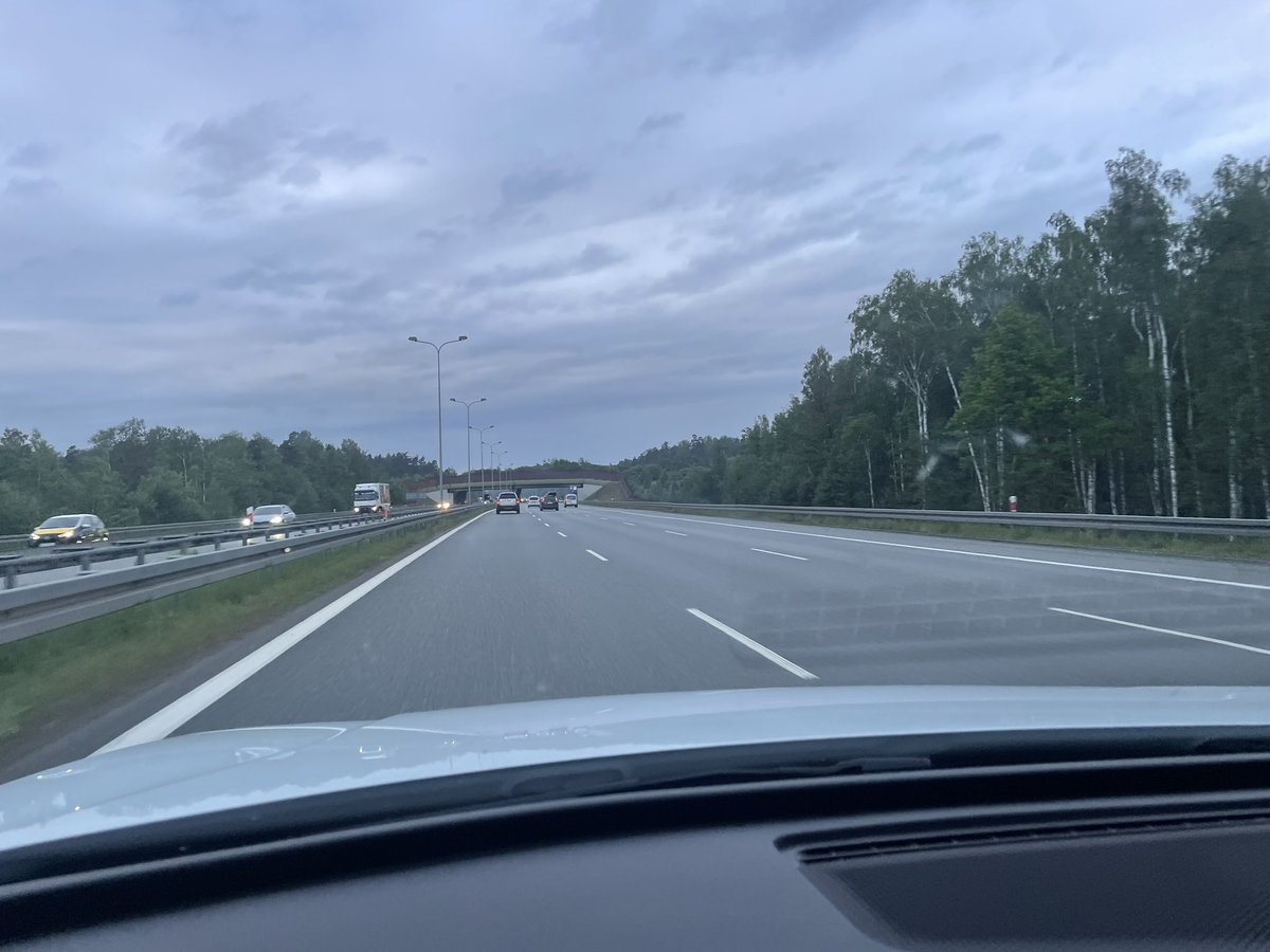 Mkt bra motorvägar i Polen, nuförtiden, men det är lustigt det här med hastighetsgränser. Har man 110 kör de flesta i 130, har man 130 kör de flesta 150, har man 140 som i Polen uppfattar de flesta det som fri fart:)