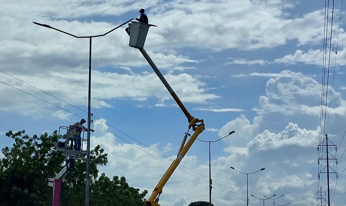 A las 2:50PM continuamos con los trabajos en la avenida Perimetral en Ciudad Bolívar, gracias al 1x10 del buen gobierno del presidente @NicolasMaduro apostando a las políticas de ahorro energético #VenezuelaUnida