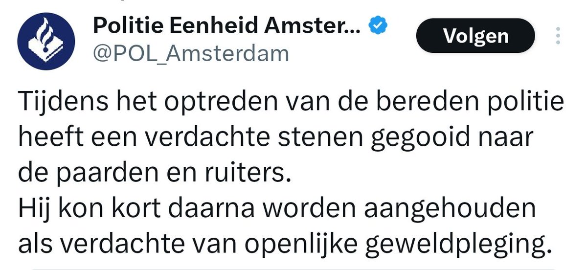 Laf en verachtelijk gedrag. Tijdens het optreden van de bereden politie heeft een verdachte stenen gegooid naar de paarden en ruiters. Hij kon kort daarna worden aangehouden als verdachte van openlijke geweldpleging. #Amsterdam #UvA #politie #steundepolitie