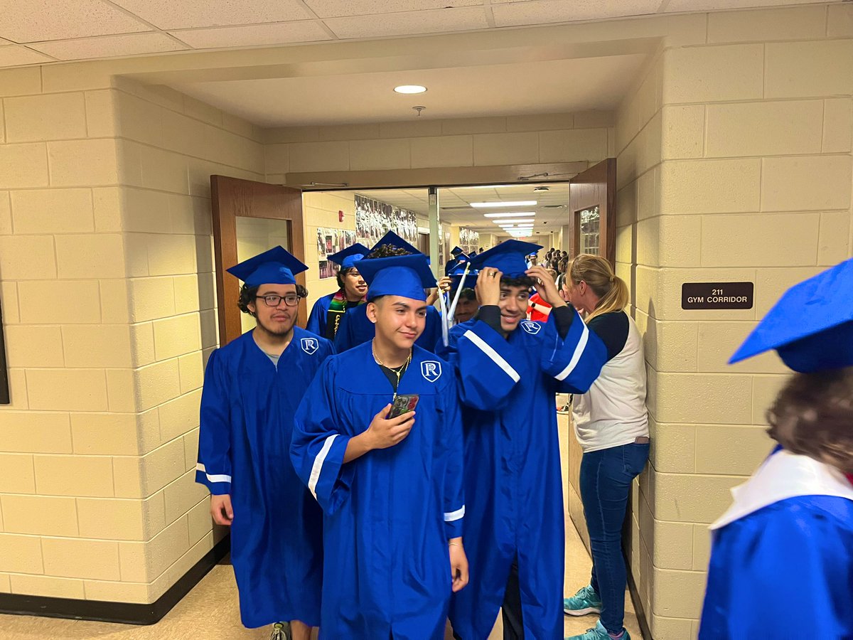 Former Ridgeview students,who are graduating from Riverwood next week, walked the halls in their former middle school one last time. @alexbatesedu @opieblackwell @ricsprincipal