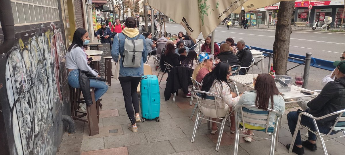 A pesar de la escasez de espacio y aceras estrechas en Tetuán, varias calles soportan ya una notable presencia de terrazas, reduciendo el poco ancho disponible y, a menudo, sobrepasando el área permitida. Bravo Murillo, Sor Ángela... Así que proponemos una medida sencilla ⬇️⬇️⬇️