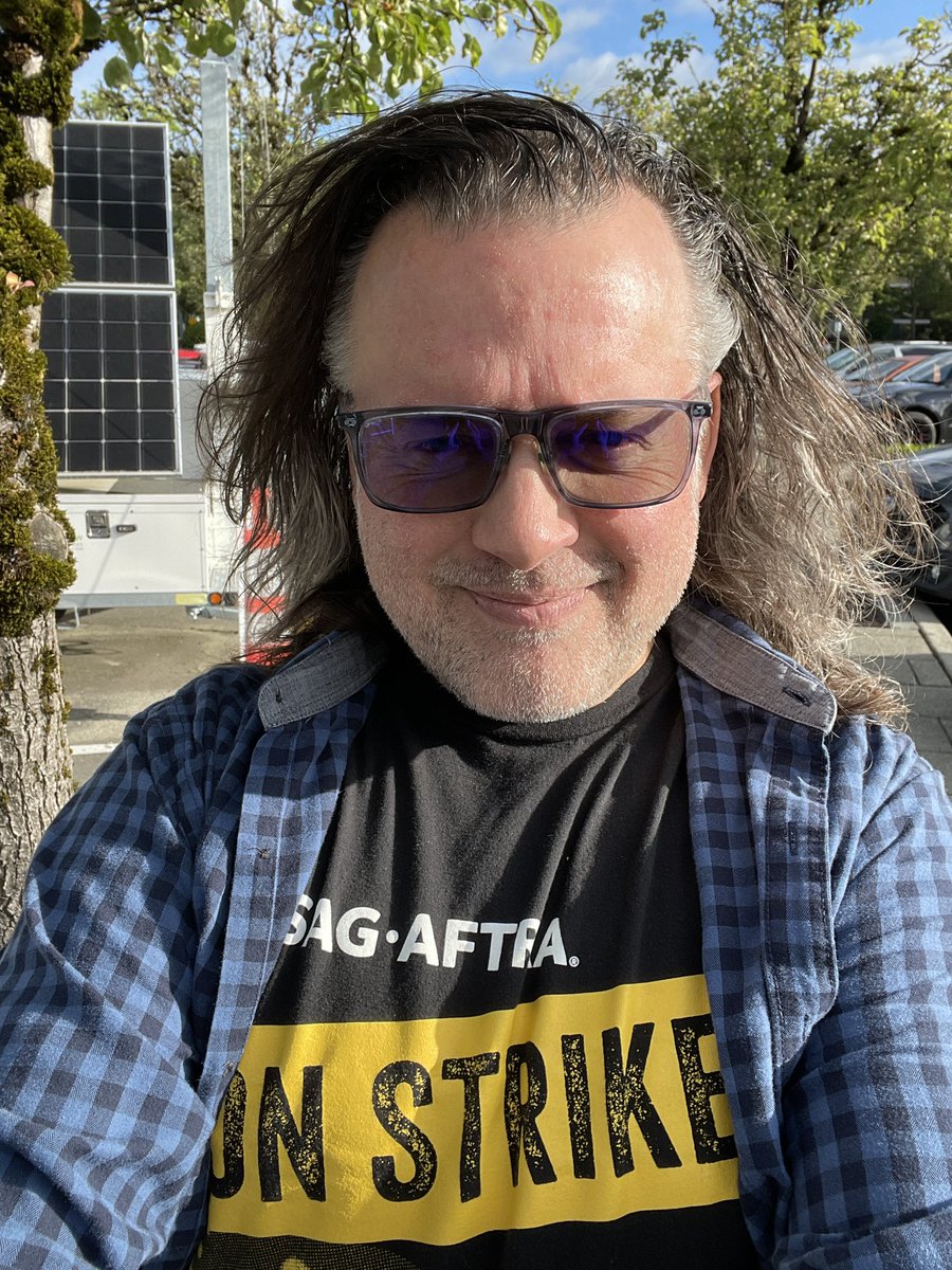 .@sagaftra This pic is for #OneFightFridays out of #IASolidarity with my fellow @IATSE Members who are in ongoing negotiations with the AMPTP. Remember that time when both the @WGAWest and SAG-AFTRA were on Strike? Never forget!