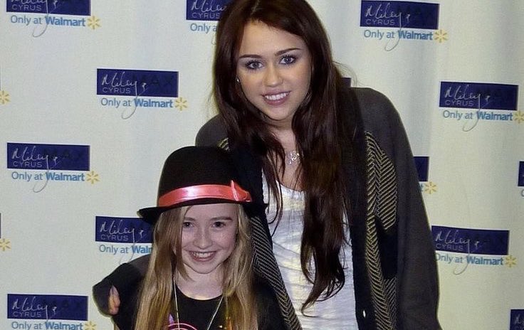 “Eu era criança quando vi que Miley Cyrus tinha 16 anos e estava em turnê em arenas. E então minha mente disse: 'Aos 16 anos, você vai fazer turnês em arenas. E então, quando isso não aconteceu, eu pensei, “Oh”” — Sabrina Carpenter para a Revista Cosmopolitan do Reino Unido.