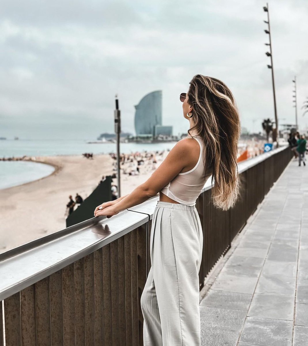 ¡Buenas noches, #igers! Miradas al mar en #Barcelona ✨💫🌟 📸 foto de @miia_becker_ 

Gracias por compartir todos vuestros momentos en #Igersspain