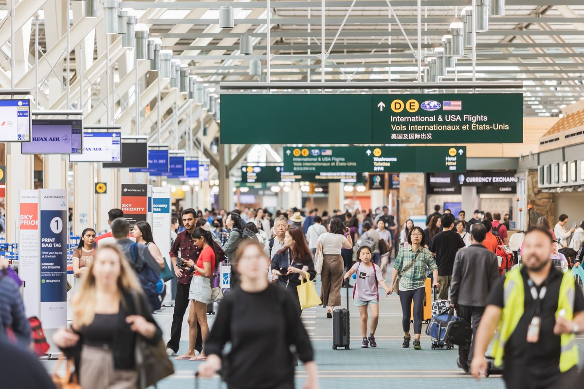 Le long week-end de mai est arrivé ! YVR prévoit plus de 300 000 voyageurs dans les 4 prochains jours. N'oubliez pas d'arriver tôt, de préparer vos outils technologique et d'avoir un plan de stationnement pour un voyage sans accroc à travers l'aéroport.