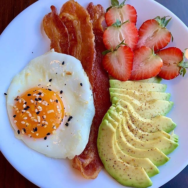 1 large egg cooked in #kerrygold and topped with #EBTB
2 strips of #bakedbacon
35g strawberries
30g avocado topped with ketorubs #FyrSalt
By: wakeupketosleeprepeat

#ketocarnivore #ketogenicliving #ketogenicdiet #ketodiet #ketosis #ketoweightloss #ketorecipes #ketofam #ketofamily