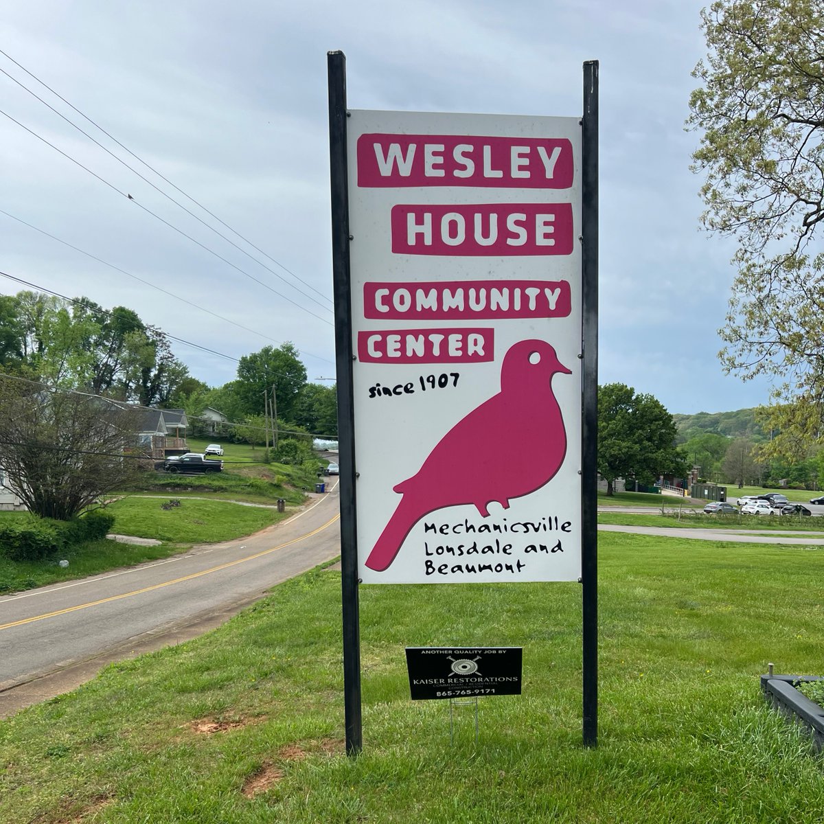 Check out @wesleyhouseknox's new sign update! Slide to view the before. 👀 #graphiccreations #knoxvilletn #supportsmall #buylocal #afterandbefore