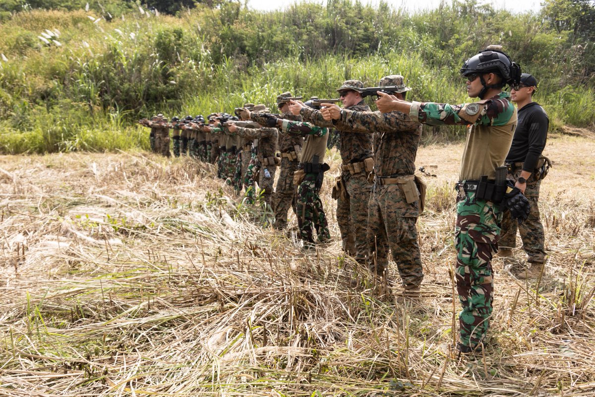 #Marines with @1st_Marine_Div and Members of the Indonesian Korps Marinir conduct a range as part of a bilateral exchange in Indonesia, April 26. 

The Indonesian Korps Marinir hosted the exchange to strengthen relationships and enhance capabilities and interoperability.

#USMC