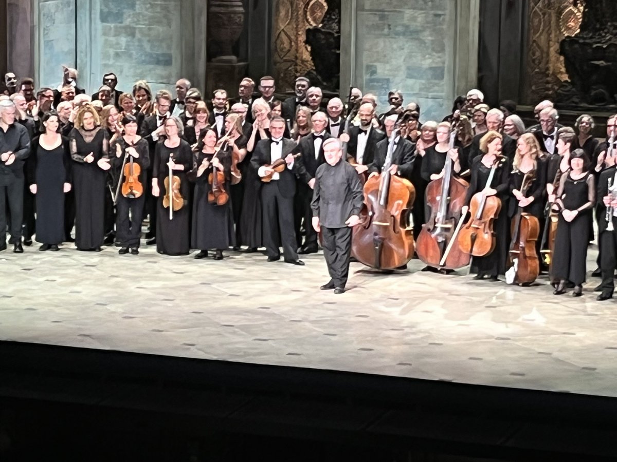 A privilege as Ambassador of Italy to honor yesterday Sir Antonio Pappano at the presence of HM the King 🇮🇹 🇬🇧 @RoyalOperaHouse Grande Maestro e grazie per le magie di Verdi, Donizetti, Puccini, Rossini che abbiamo ascoltato