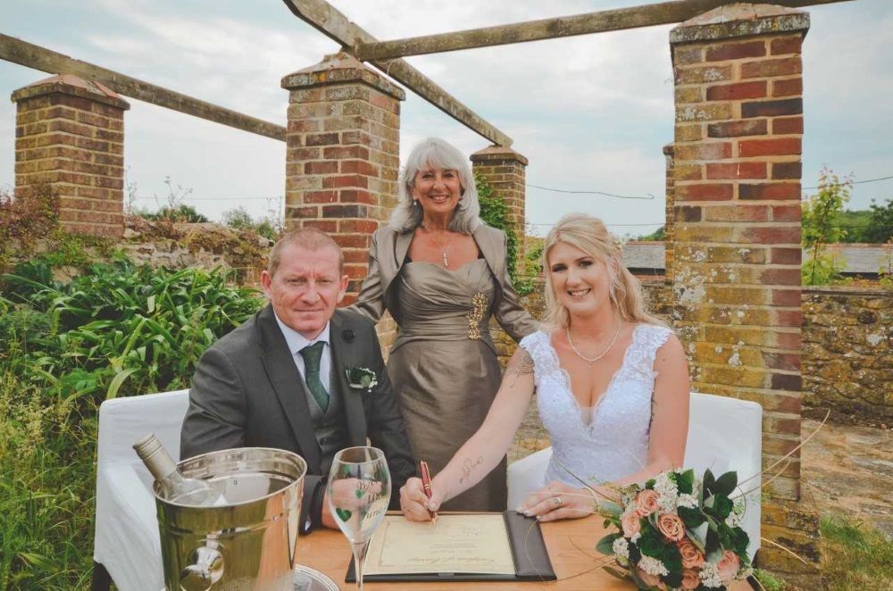 💖 With a calming presence and a profound passion for people, celebrant Elaine Cesar crafts heartfelt ceremonies that tell your story with love, empathy, joy, and laughter! 💒 thecompleteweddingdirectory.co.uk/ElaineCesarCel… #weddingcelebrant #independentcelebrant #isleofwightweddings #iowweddings