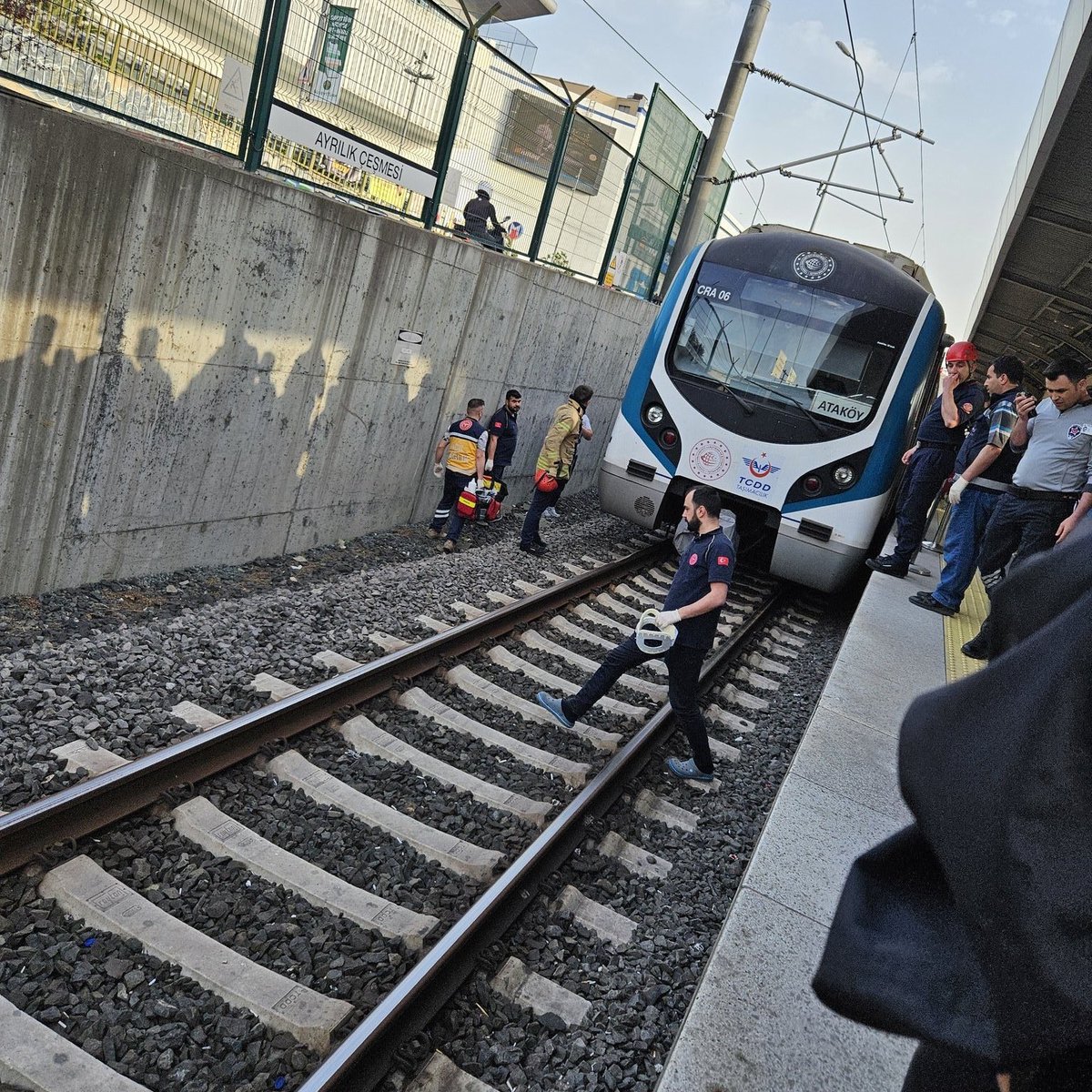 📌Kadıköy Ayrılık Çeşmesi Marmaray istasyonunda bir kadın, kendini trenin altına atarak yaşamına son verdi