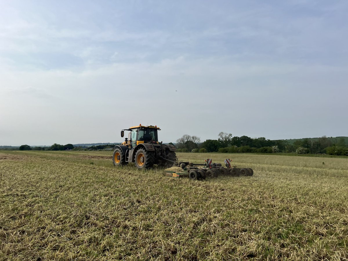 A quick short back and sides with the @SpearheadWorld topper behind the @JCBagriculture today ahead of fym applications and drilling the winter forage for the cattle here @southormsby