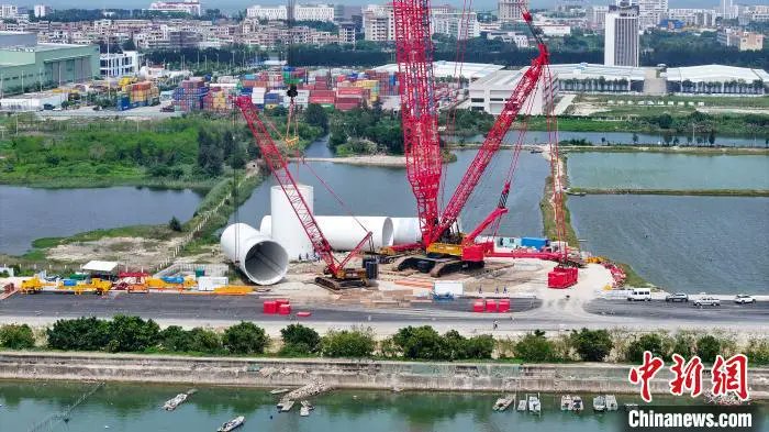 Dongfeng is assembling the world's largest offshore wind turbine in Guangdong, 18 MW
260m sweep diameter, equivalent to 7.4 soccer fields
Can supply 72 MWh of power/yr
Enough for 36k families
Linhai test base can test 2 prototypes & will be elevated by 2025 to test 24 MW turbine