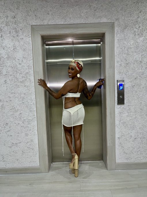 vacation looks better on me https://t.co/7SolMNOWRL