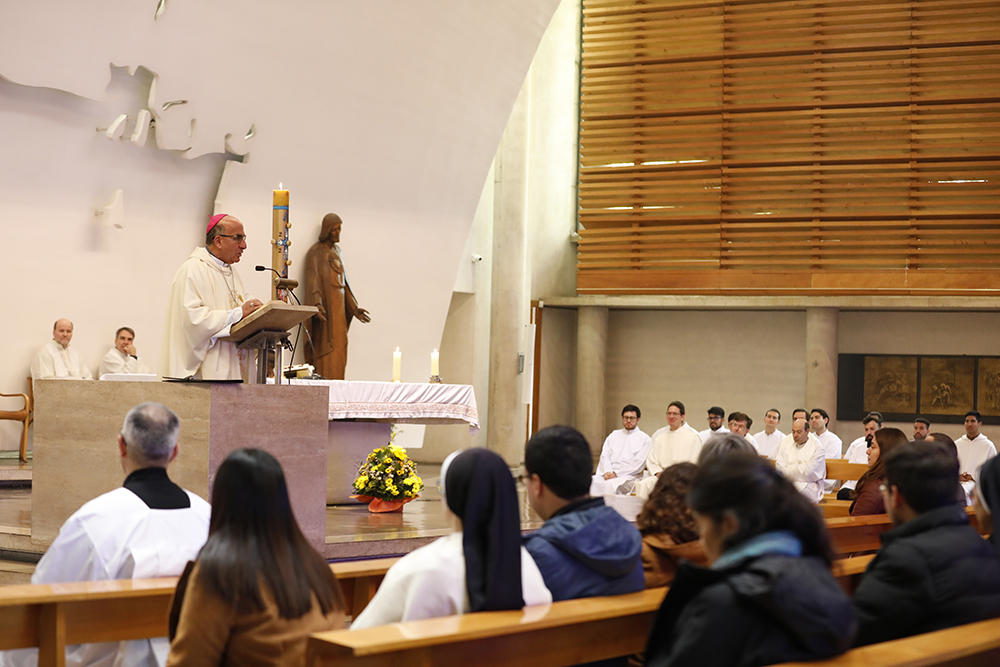 ⛪️Con #eucaristía presidida por el #GranCancillerUC y #ArzobispodeSantiago, Monseñor @FernandoChomali se inauguró el año académico en #TeologíaUC. LEER MÁS ➡️ teologia.uc.cl/2024/05/17/con…