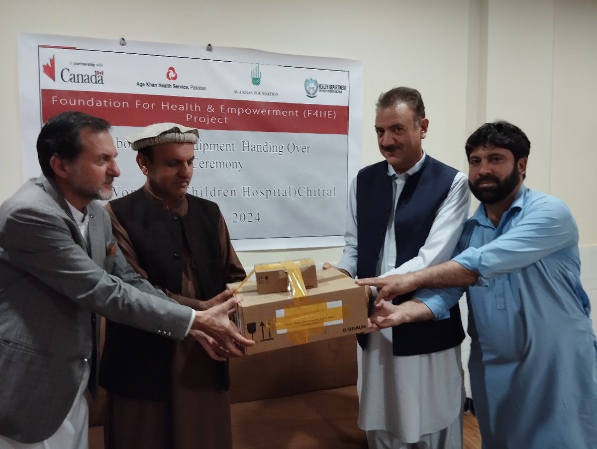 AKHS,P's Mr. Miraj Uddin handed over essential newborn care equipment, including a baby warmer, oxygen concentrator, bubble CPAP, infusion pump, and cardiac monitor to DHQ Hospital Chitral's Dr. Muhammad Nazir Khan. @AKFCanada #Chitral #NewbornCare
