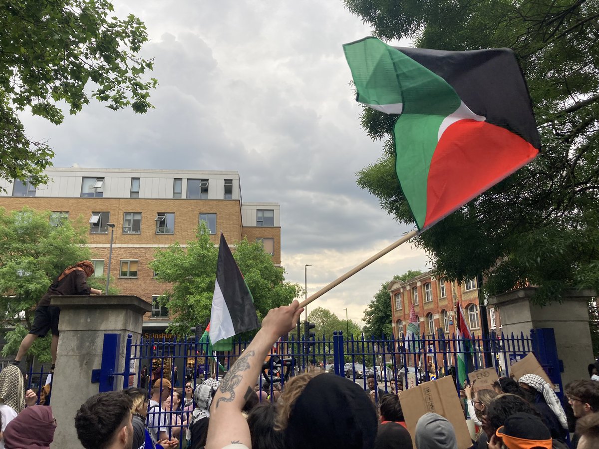 Queen Mary University of London: “Opening the doors of opportunity.” They’ve literally chained the front gates closed to keep anyone not enrolled or employed by the university from visiting the @qmulaction4pal @QMULPalestine encampment.