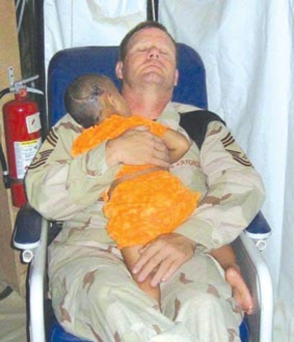 #صورة من #العراق عام 2006 'الرقيب جيبهارت وهو يحمل طفلة عراقية مصابة بين ذراعيه نائمين على كرسي المستشفى أثناء وجوده في قاعدة بلد الجوية ،هذه هي الرحمة والانسانية التي يحملها جنودنا ' #هكذا تمت حينها مشاركة هذه الصورة ملايين المرات عبر الإنترنت، والمقالات ونشرات الأخبار