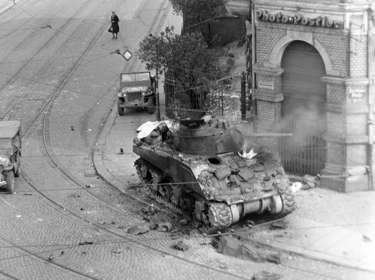 Charlie Bölüğü, 741. Tank Taburu'ndan bir M4 Sherman, Karl Heine Caddesi ile Zschochersche Caddesi'nin kesiştiği noktada bir Panzerfaust tarafından vurulduktan sonra. 5 kişilik mürettebatın tamamı çatışmada öldürüldü. 📍 Leipzig, 18 Nisan 1945
