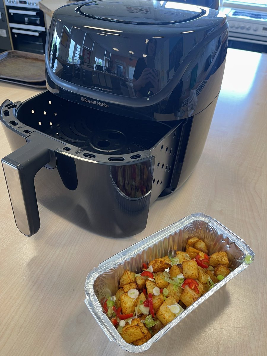 S3 Practical Cookery are learning about street food from around the world 🌍 and today they made spicy potatoes in our brand new air fryers! ⭐️ Pupils enjoyed choosing from a selection of herbs and spices to create their own seasonings 🌶️🧂🌿🥔 Great work! @ClevedenSec42