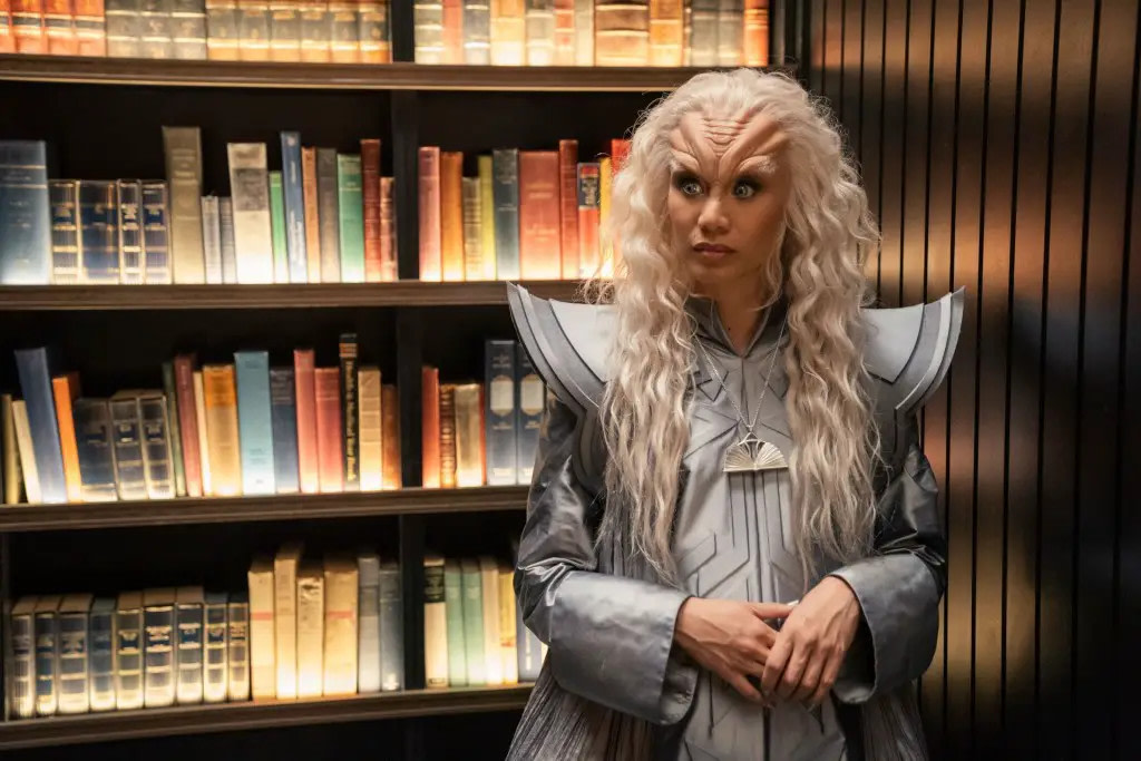 We LOVE <a href="/ElenaJuatco/">Elena Juatco</a> as Space Librarian Hy'Rell in #StarTrekDiscovery 5x08 #Labyrinths. We discuss her and the episode HERE: bit.ly/3UJtP9t