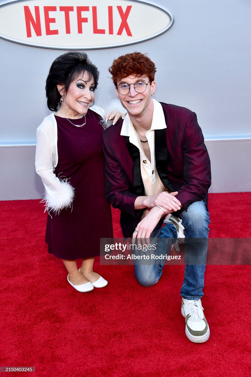 vmontzingo's tweet image. Unfrosted! What a movie! So much fun! The premiere was amazing. I enjoyed the evening, as well as meeting and hanging out with many great people, including my son! Thank you @Netflix for inviting us! #PeterDinklage #unfrosted￼