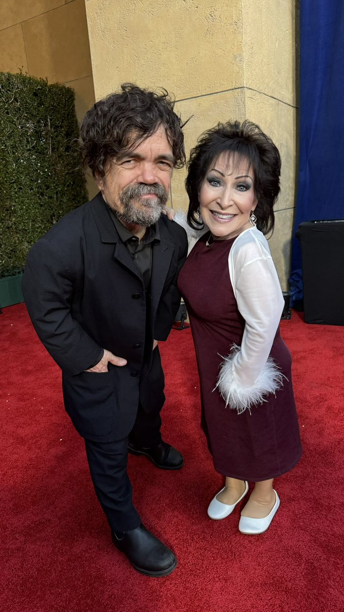 vmontzingo's tweet image. Unfrosted! What a movie! So much fun! The premiere was amazing. I enjoyed the evening, as well as meeting and hanging out with many great people, including my son! Thank you @Netflix for inviting us! #PeterDinklage #unfrosted￼