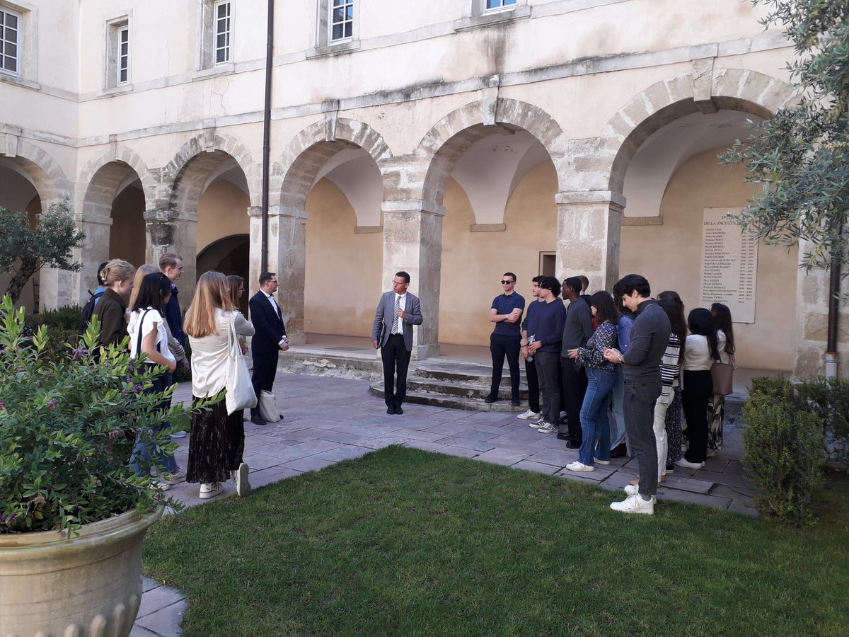 InstitutDusages's tweet photo. Promenade coutumière dans le cœur historique et juridique de Montpellier, réalisée par le Pr. @PMousseron  dans le cadre du séminaire Montpellier/@UniHeidelberg 
➡Cloître de la Faculté de Droit @Faculte_DSP_UM 
➡Tour des pins
➡Faculté de médecine
➡Rue de l'Université https://t.co/8iIvl1ruW8