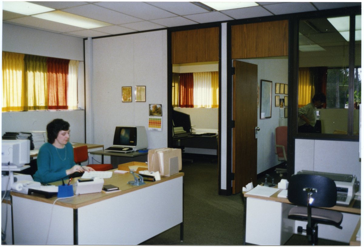 #FlashBackFriday⌛ with the #SimcoeCountyArchives! A look back to 1989 with this 📸 gem from the #SimcoeCounty Clerk's Office. Times have changed, but the dedication of our Clerk's team remains constant. 📃 Don't forget, the Archives is open to the public! bit.ly/3V0Jl21