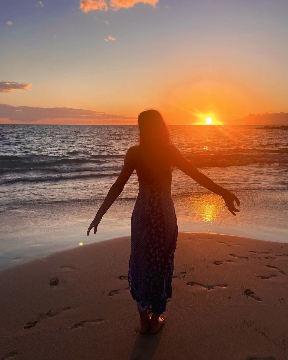 Páteční havajské Haiku. 

‘Vlna za vlnou,
tanec v písku, světlo mizí.
Slunce v moři spí’. 

Krásný víkend🌺🌴✨