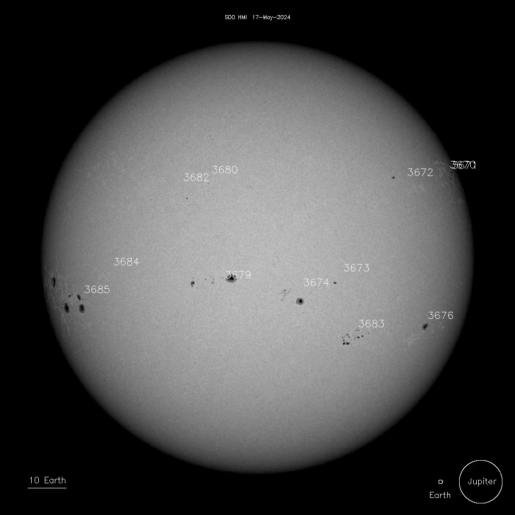 mariodeleow's tweet photo. ¿Cómo va el grupo de manchas solares 3685?
Como verán va apareciendo en el limbo del lado izquierdo, e irá girando en los próximos días. Las manchas pueden irse disipando, o pueden aparecer o agruparse más en los siguientes días. https://t.co/M3Vuwzcg9r
