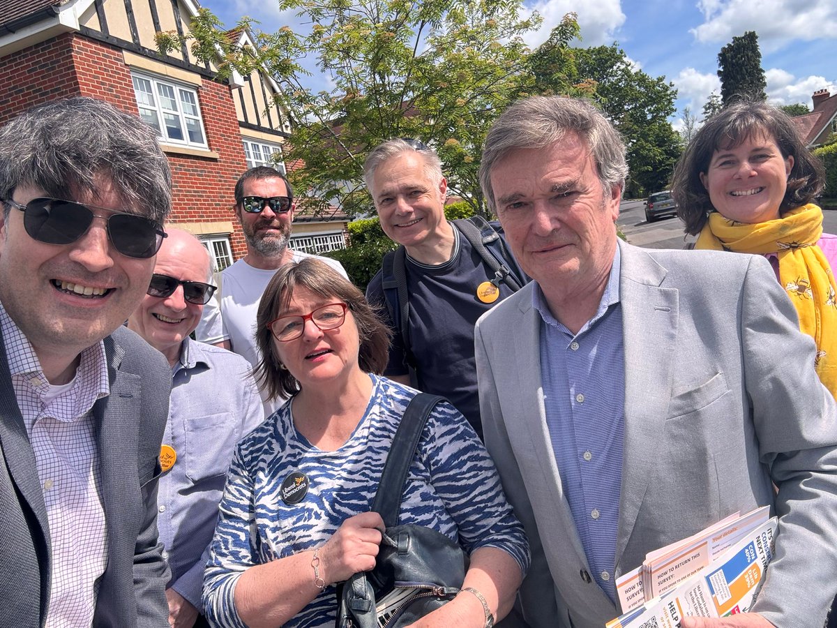 A warm welcome on a sunny day for Lib Dem 🔶 candidate for #GodalmingandAsh, @PaulDFollows, & his team in #Cranleigh today ☀️ Thank you to all the residents who shared with us their views on both local & national issues. It's clearly time for change in this corner of #Surrey 🙏