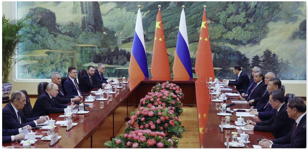 Dr_C_Becker's tweet photo. 2/3  Es heisst in d Erklärung zwischen #Putin &amp; #Xi, dass #Moskau &amp; #Peking „beabsichtigen, ihre Zusammenarbeit zu verstärken &amp; (...) zu verbessern, um dem destruktiven &amp; feindseligen Kurs #Washingtons in Richtung der ‚doppelten Eindämmung‘ unserer Länder entgegenzuwirken“.
👉3/3 https://t.co/ZeIV2yxyz8
