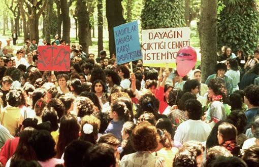 37 yıl önce bugün kadınlar, Türkiye'nin ilk feminist sokak eyleminde, 'Kadınlar dayağa karşı dayanışmaya!' sözüyle Yoğurtçu Parkında bir araya geldi.

Miras aldığımız feminist mücadele, bugün de kampüslerden sokağa taşıyor: yaşasın feminist dayanışmamız!