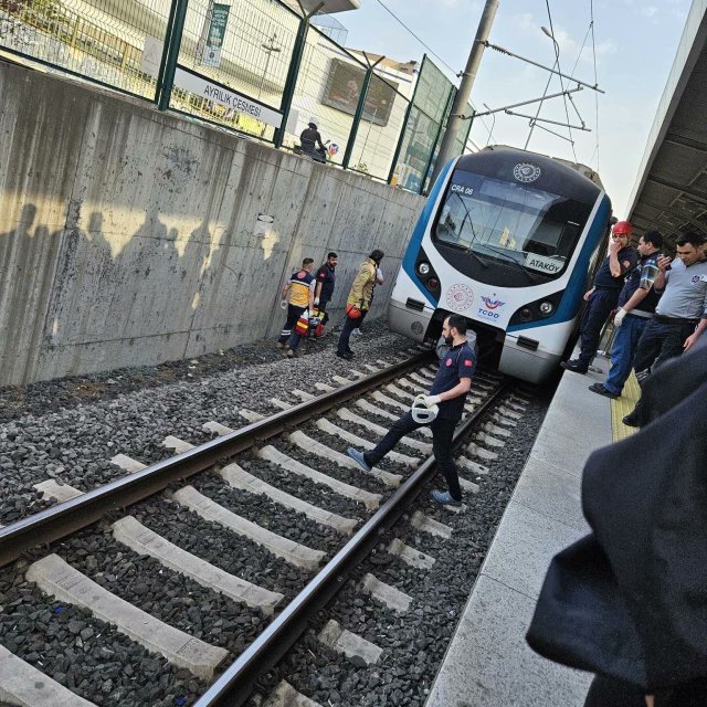 📍Kadıköy Ayrılık Çeşmesi Marmaray istasyonunda bir kadın, kendini trenin altına atarak canına kıydı. Feci olay nedeniyle Marmaray seferleri 1 saat kadar durduruldu.
