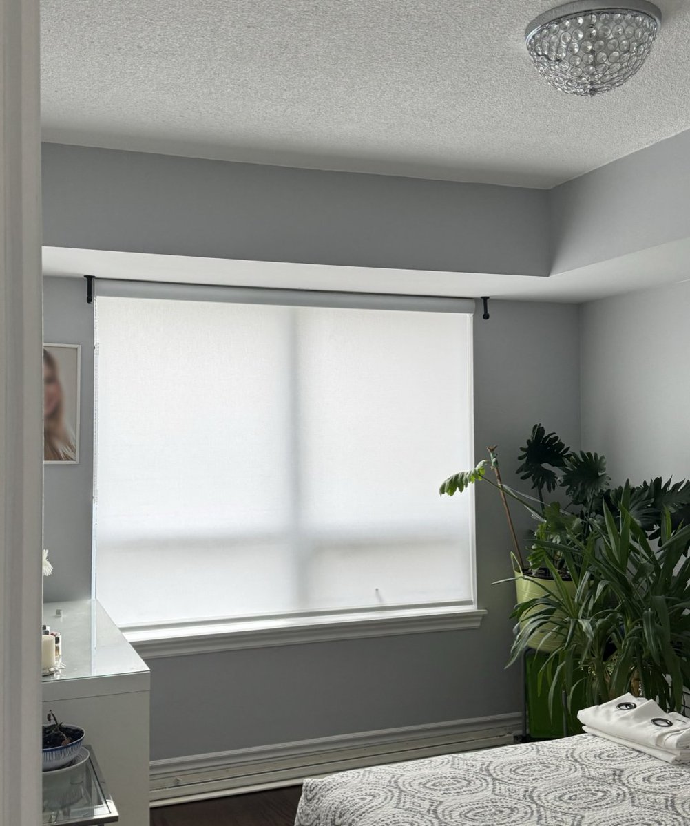 Roller Blinds (Roller Shades) are a versatile and stylish option for window coverings. They offer a sleek and modern look to any room while providing privacy and light control😉
#rollerblinds #sheers #blinds #WindowCoveringsOakville #blindsOakville #WindowTreatments #OakvilleHome